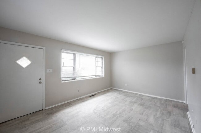 Building Photo - 5820 Grandview Dr