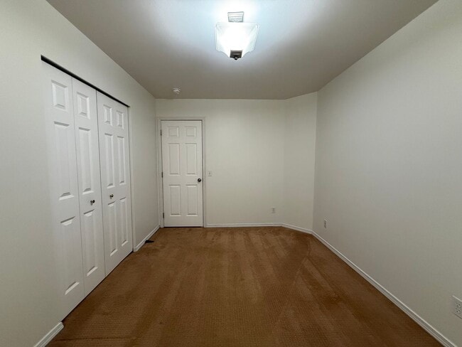 Building Photo - Beautiful Split-Entry 4 Bed 3 Bath Home Fully Fenced Yard
