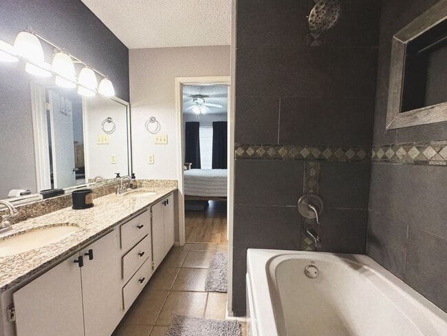 Building Photo - Beautiful 2 bedroom Townhouse!!!!!!!!!!!!