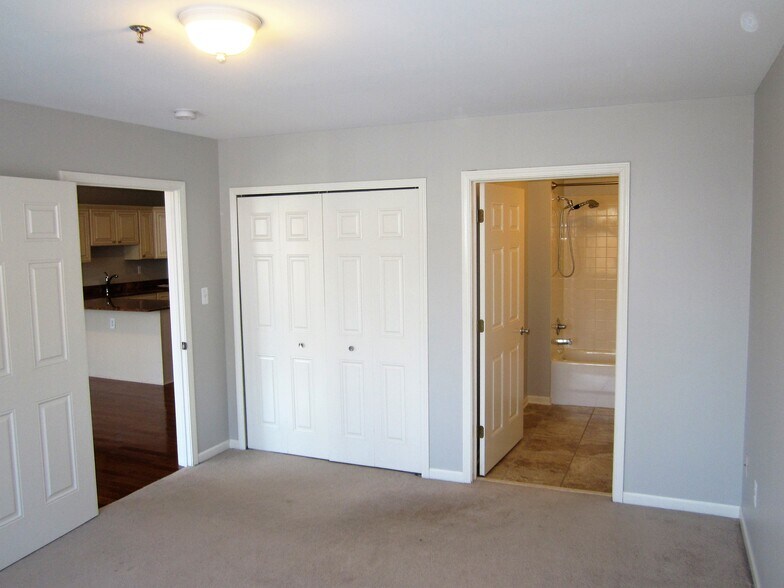 Building Photo - 614 E 11 Mile Rd