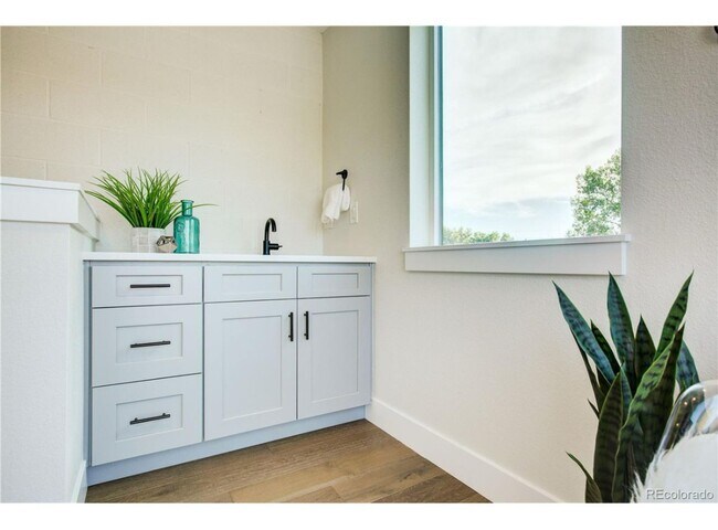 Building Photo - Unbelievable 2 Bed + Den Townhome - The Ul...