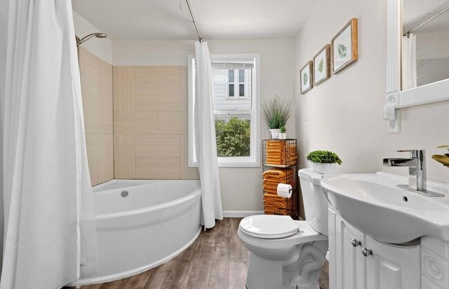 Building Photo - 532 W 5th Ave