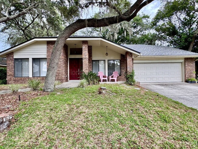 Building Photo - 721 Endeavour Dr S
