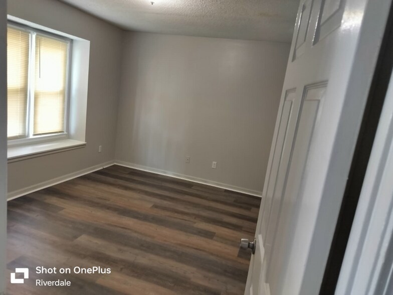 Building Photo - 1 Woodlake Dr