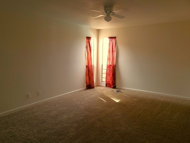 Building Photo - AFFORDABLE TOWNHOUSE IN TEMPE! -- 1/2 RENT...