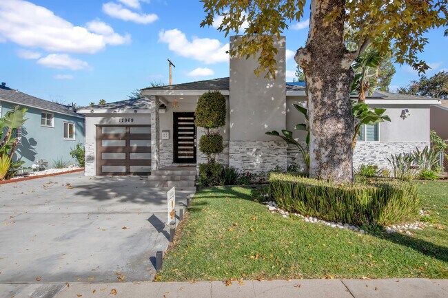 Primary Photo - 17969 Collins St