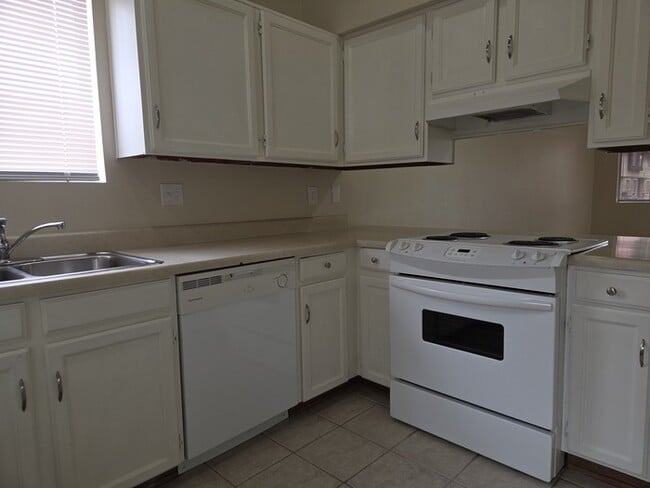 Building Photo - 2 bedroom 1 bath with covered parking