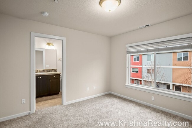 Building Photo - Lovely 2 BR* 2.5 BA Townhome in Hillsboro, Minutes from Orenco Station! **Excellent Location!**