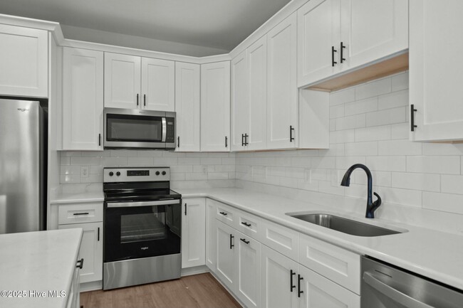 Building Photo - 400 Lighthouse Ln