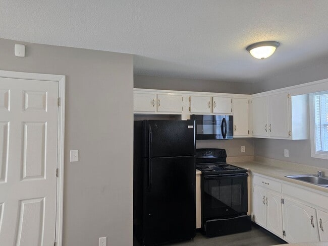 Building Photo - Charming 3-Bedroom Retreat at the End of t...