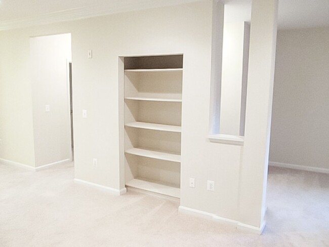Building Photo - Beautiful 2 Bedroom 2 Bathroom Condo In Mu...