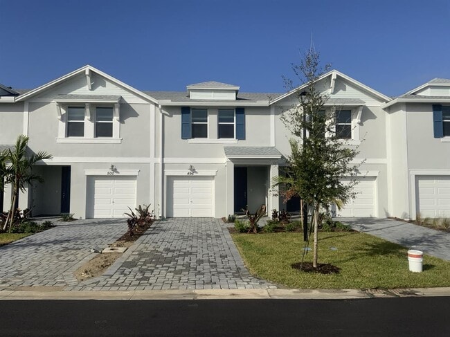 Building Photo - 496 Salisbury Cir