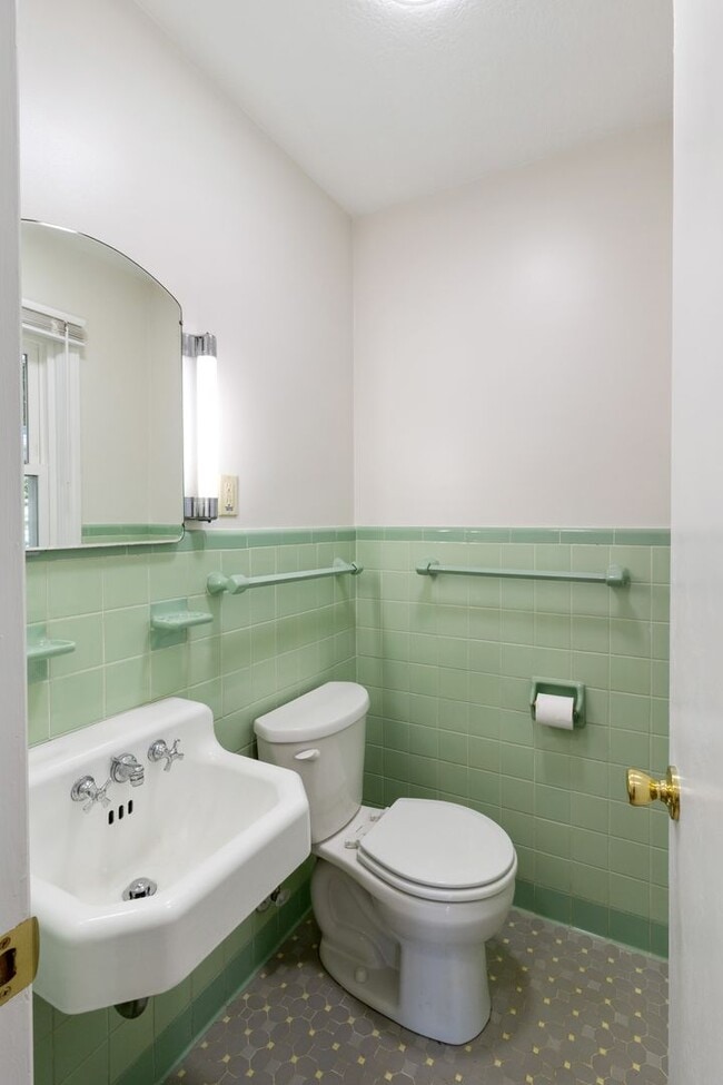 Building Photo - 559 Bailey St