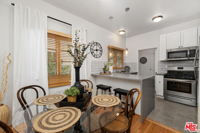 Building Photo - 464 N Harper Ave