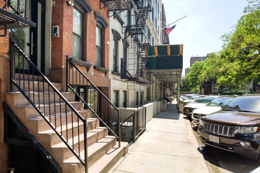 Building Photo - 317 E 5th St