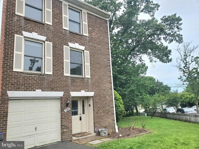 Building Photo - 742 S Granada St