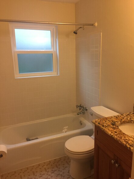 Building Photo - 860 Monroe Dr NE