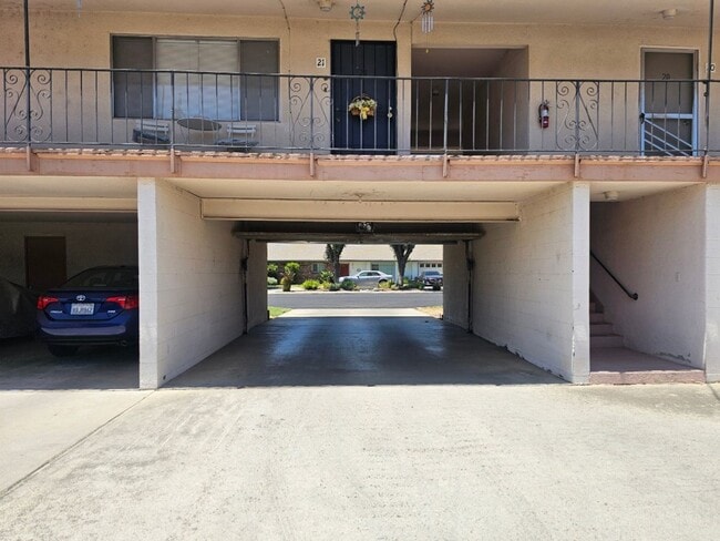 Building Photo - Cute partially furnished apartment with sm...