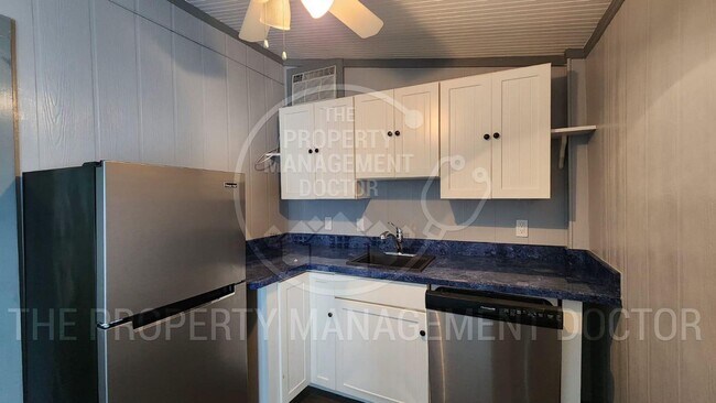 Building Photo - 4BR/2.5BA Tampa Home | Dual Kitchen Areas, Private Bedroom & Fresh Updates