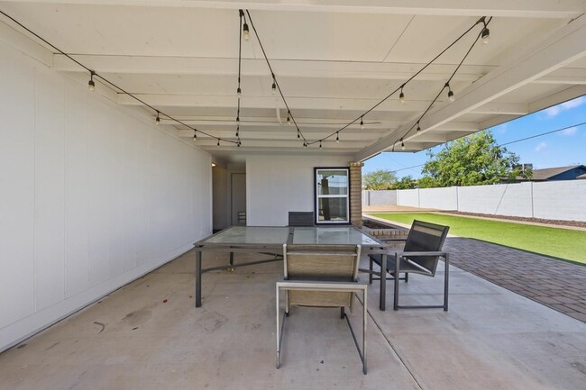 Building Photo - 3540 E Voltaire Dr