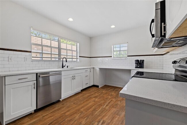 Building Photo - 2202 N Glen Ave