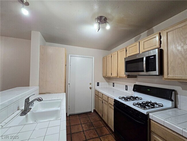 Building Photo - 8452 Boseck Dr