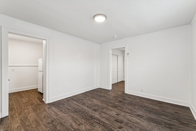 Building Photo - 907