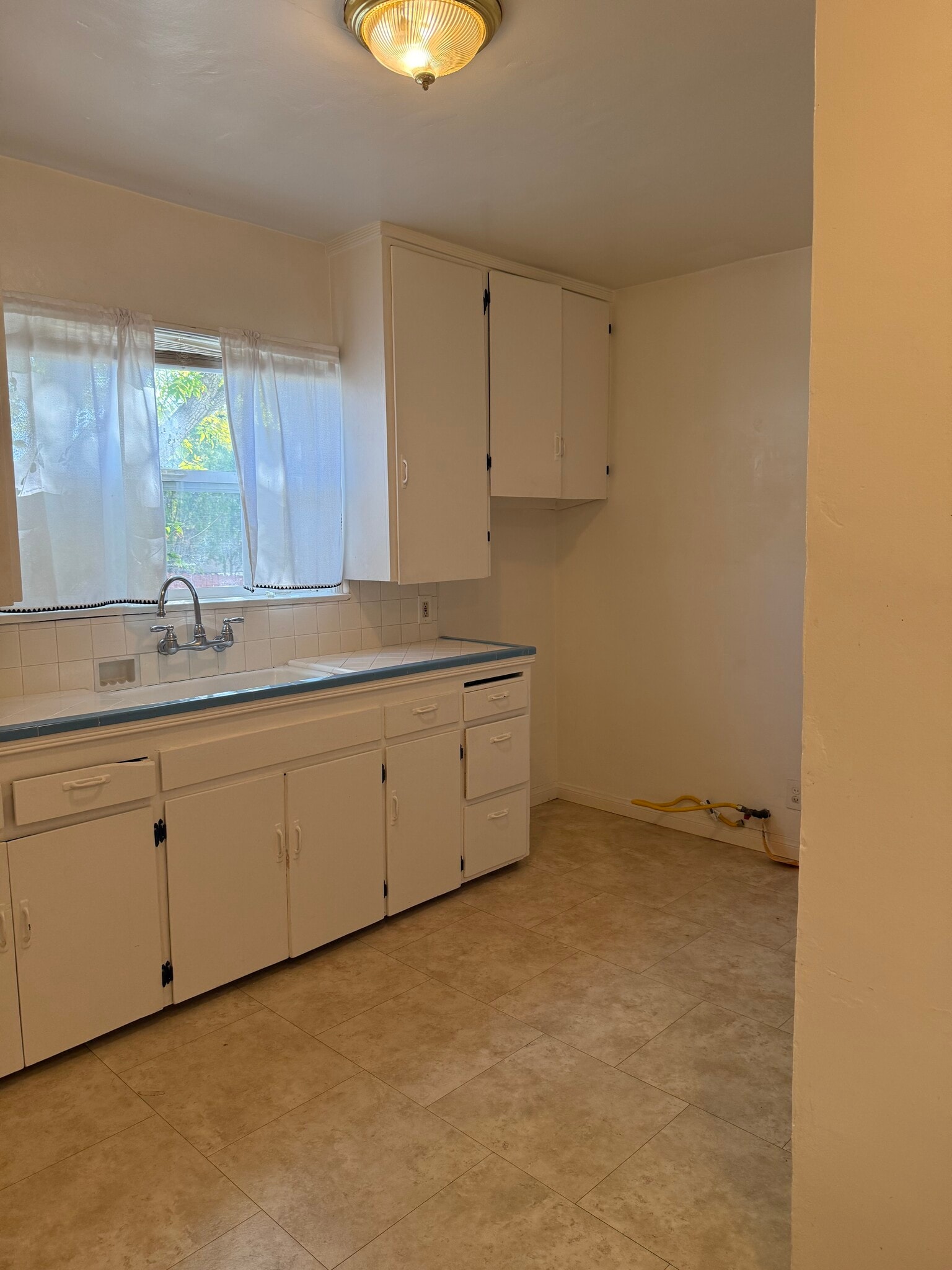 Kitchen - 10530 Hillhaven Ave