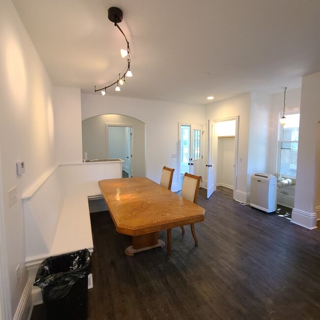 Building Photo - 309 Lake St