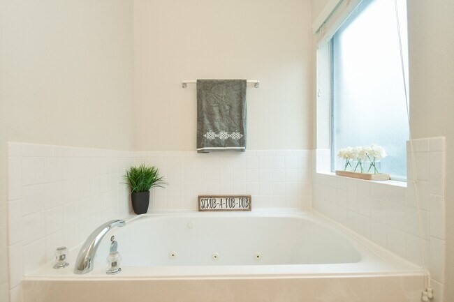 Building Photo - 128 Emerald Loch Ln