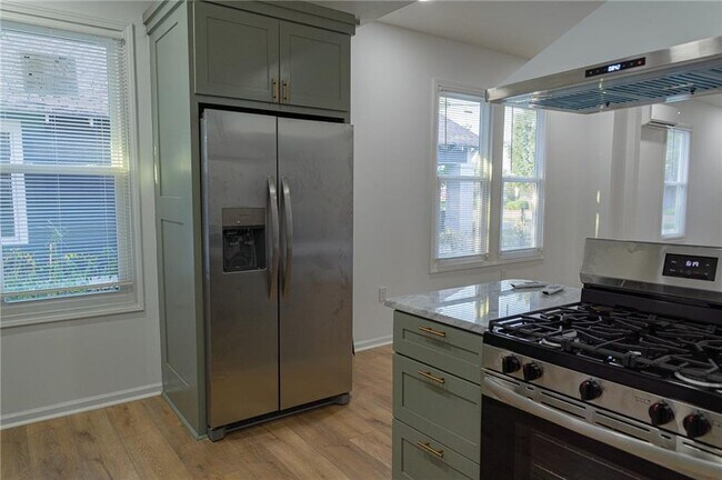 Building Photo - 817 Maple St