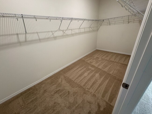 Building Photo - 5 bedroom 3.5 Bath House on Oakland Trails, Easy Turnpike Access No Rear Neighbors