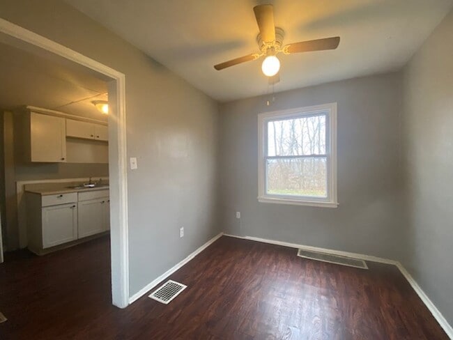 Building Photo - Welcome to this charming two-bedroom, one-bathroom double in the heart of Springfield, OH+