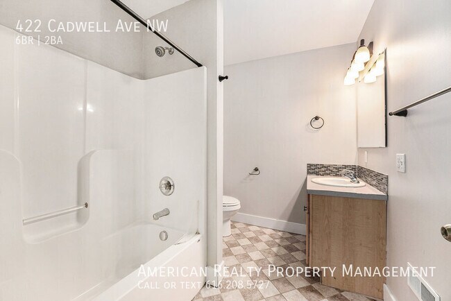 Building Photo - 422 Cadwell Ave NW
