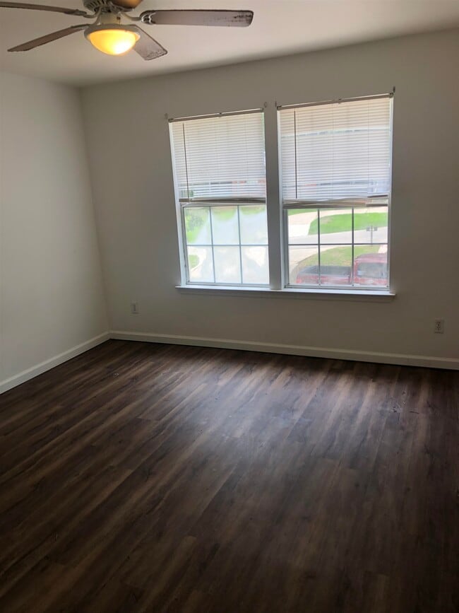 Building Photo - 2471 Wren Hollow Dr