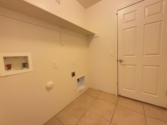 Building Photo - Available Now-3 bdrm/2 bath large open con...