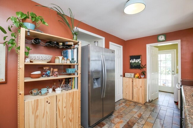 Building Photo - Adorable 3 bedroom ranch with fenced yard!