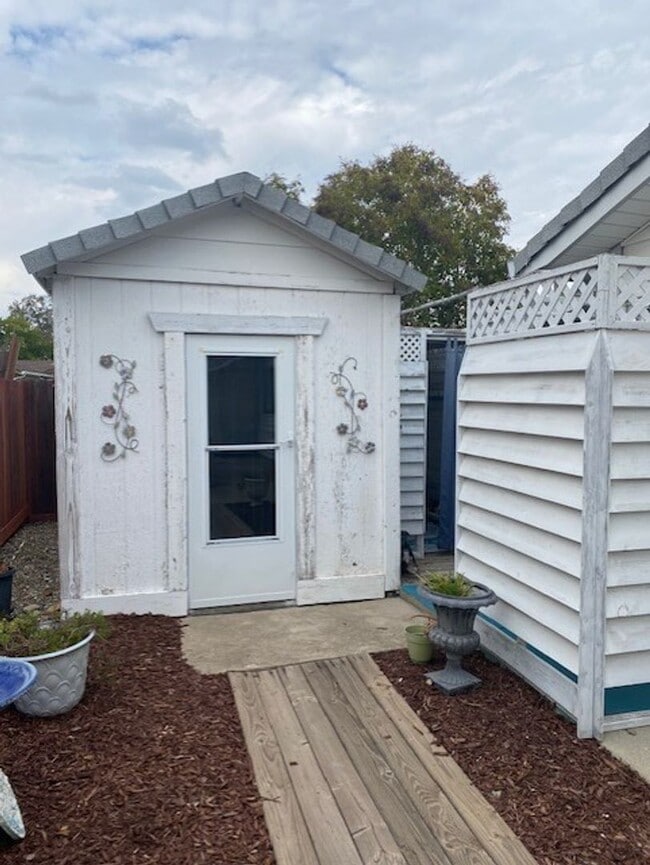 Building Photo - Beautiful Home w/ Pool - Country Oaks Subdivision