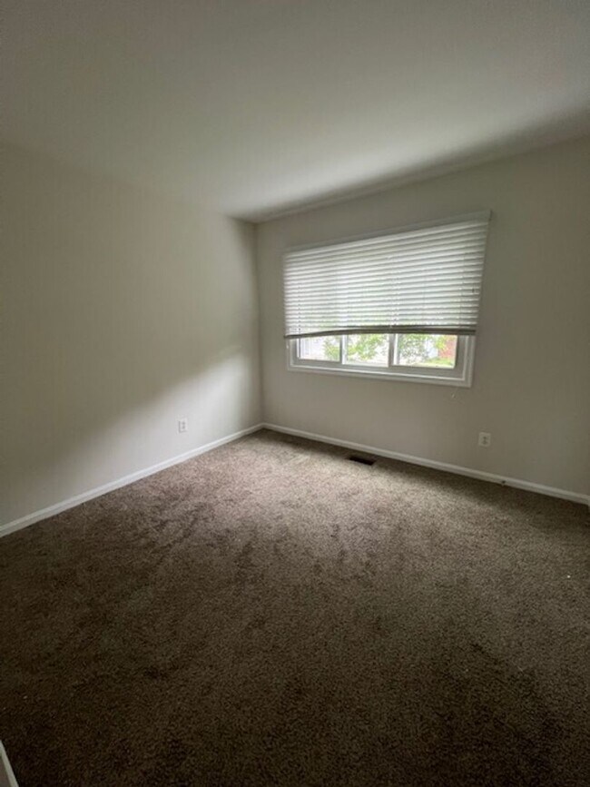 Building Photo - CHARMING TOWNHOME LOCATED IN HIGHLAND HALL...