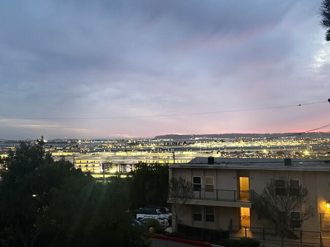 Building Photo - Spacious Studio aand 1-bedroom Apartments in Mission Hills – Prime Location!