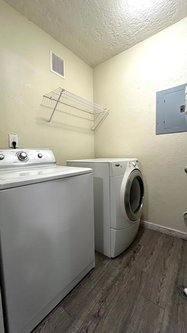 Building Photo - 3 Bedroom/2 Bathroom Condo in Magna