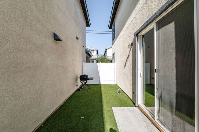 Building Photo - Beautiful Condo