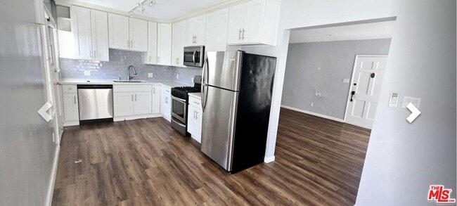 Building Photo - 164 S Elm Dr
