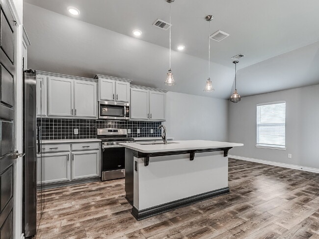 Building Photo - Modern Home on Large Lot!