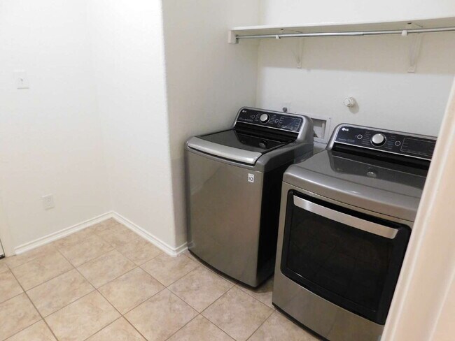 Building Photo - 3 Bed/ 3 Bath Stunner Located at Evans & TPC Parkway
