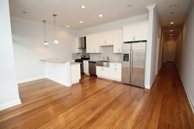 Building Photo - 1609 W Warren Blvd