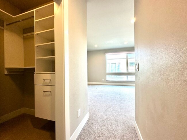 Building Photo - 2Bd/2.5Ba Kirkland Townhouse