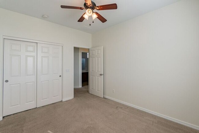 Building Photo - Spacious 4 Bed 2.5 Ba in Gated Community