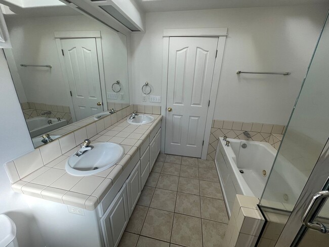 Building Photo - Lovely 3 Bed 2 Bath House in River Road Area