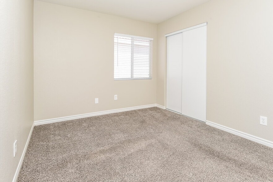 Building Photo - 1110 Cliffbrook Hedge Ave